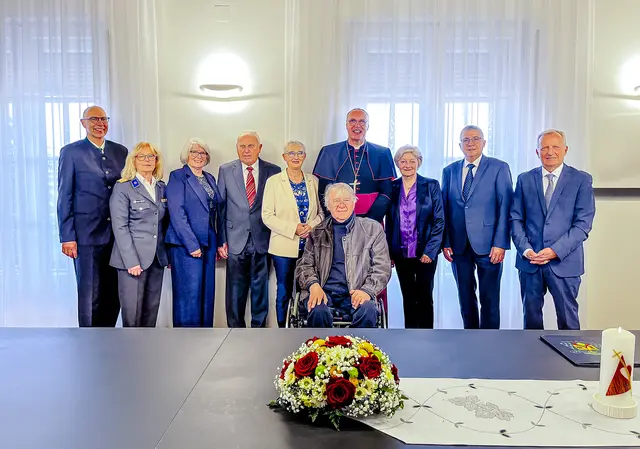 Bischof Ägidius ehrte zu Martini Menschen aus verschiedenen Konfessionen und Einsatzgebieten. | Foto: Anneliese Rothleitner-Reinisch
