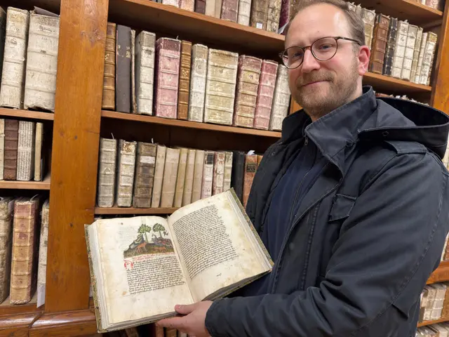 Stiftsbibliothekar Johannes Deibl mit seinem Lieblingsbuch "Speculum sapientiae". | Foto: Patricia Harant-Schagerl