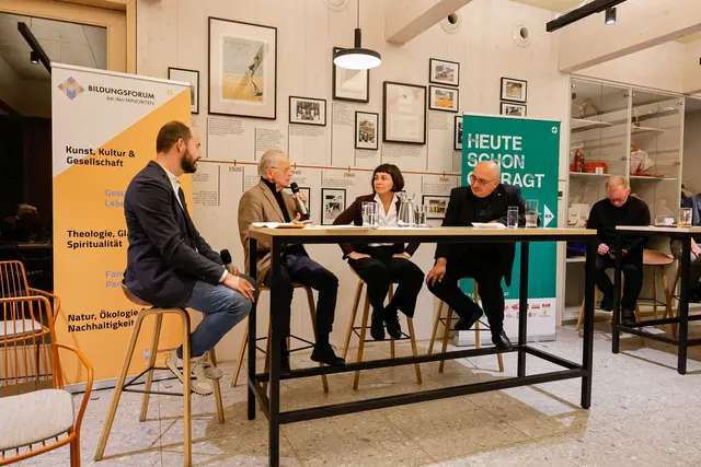 Moderator Josef Promitzer, Paul Zulehner, Gudrun Sailer, Bischof Wilhelm Krautwaschl (v.l.) beim analytisch-unterhaltsamen Talk über Papst Leo XIV.
 | Foto: Neuhold