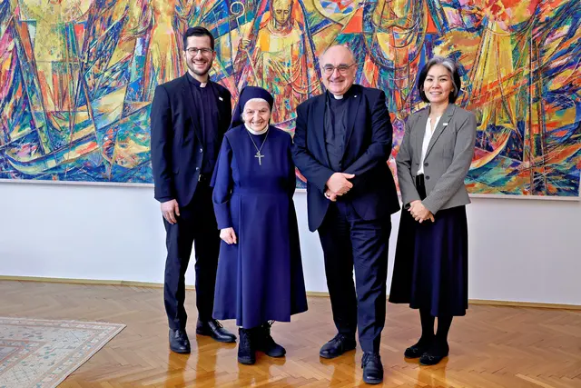 Heimatbesuch. Seit einem halben Jahrhundert wirkt Sr. Franziska Kernegger (2. v. l.) in Paraguay. Ihr letzter Heimaturlaub in der Steiermark liegt zwölf Jahre zurück. In Graz besuchte die gebürtige Vorauerin auch Diözesanbischof Wilhelm Krautwaschl (2. v. r.) sowie Seraphina Park (r.) und Niklas Müller (l.) vom Steiermark-Büro des Päpstlichen Missionswerks Missio. | Foto: Neuhold