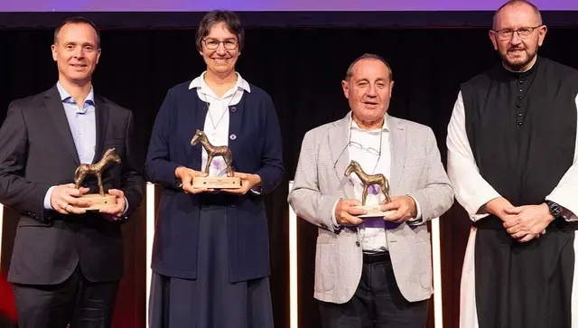 „HeldInnen der Nächstenliebe“ (v. l. n. r.) : Michael Cech, Sr. Annie Demerjian und Johann Rauscher erhielten u. a. den Missio-Preis für ihr karitatives Wirken. | Foto: Kupferschmied