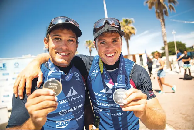 Gemeinsam mit David Hussl gewann Benjamin Bildstein (rechts) beim Weltcup in Japan 2019 die Silbermedaille in der olympischen Bootsklasse 49er. Erst dieses Jahr beendeten die beiden Segler ihre Karriere im Profisport. Seit 2012 hatten sie zahlreiche internationale Erfolge erzielt.  | Foto: Bildstein