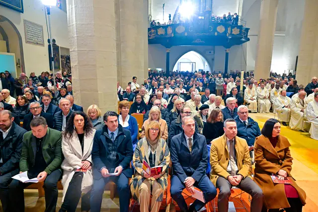 Politiker, viele Abordnungen, Musiker und zahlreiche Gläubige drängten sich wie selten dicht im Dom. | Foto: Franz Josef Rupprecht