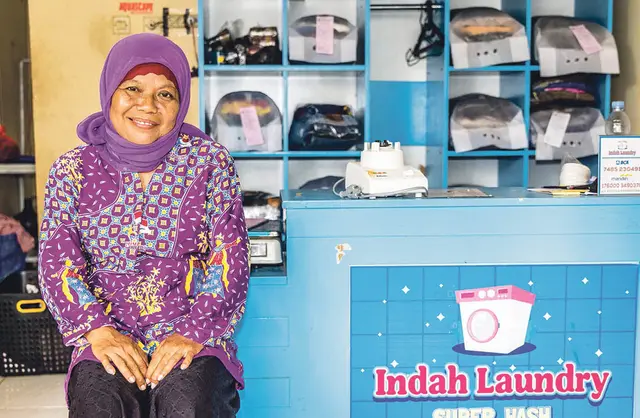 Triendah Daryanti ist 57 Jahre alt, verheiratet, Mutter und Großmutter. 2010 gründete sie eine Wäscherei und betrieb sie von zu Hause aus, bevor sie ein Ladenlokal mietete. Daryanti nahm einen Kredit auf, um Werbebroschüren zu drucken. | Foto: Oikocredit