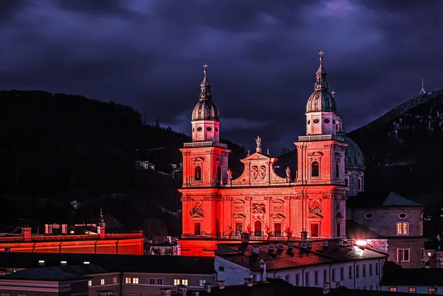 Der rot beleuchtete Dom in Salzburg am „Red Wednesday“.  | Foto: Hiwa Naghshi