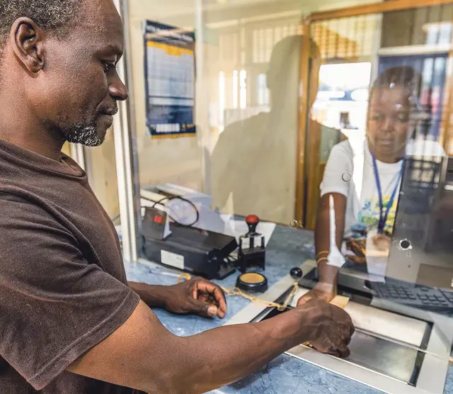 Ein Kunde einer Partnergenossenschaft von Oikocredit in Uganda. Diese vergibt Kredite, mit denen kleinbäuerliche Betriebe z. B. ihre Wasserversorgung finanzieren.
 | Foto: Oikocredit