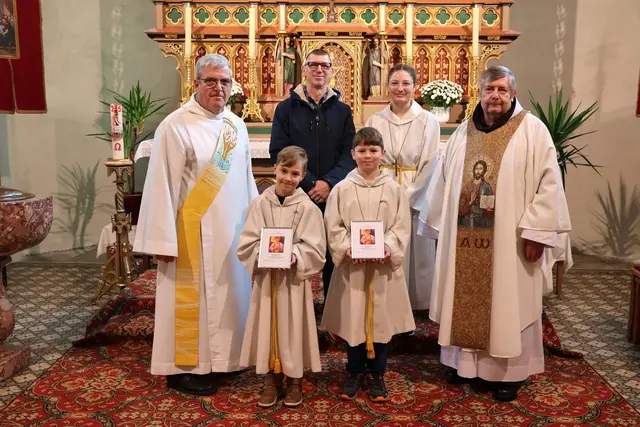 In der Pfarre Behamberg erhielten die beiden „Neuen“ ein Bild mit dem Schutzpatron der Ministranten, dem heiligen Tarcisius. Auf dem Bild ist das Datum ihres Dienstantritts notiert. Die neuen Ministranten durften die Messe schon aktiv mitgestalten. | Foto: Franz Putz