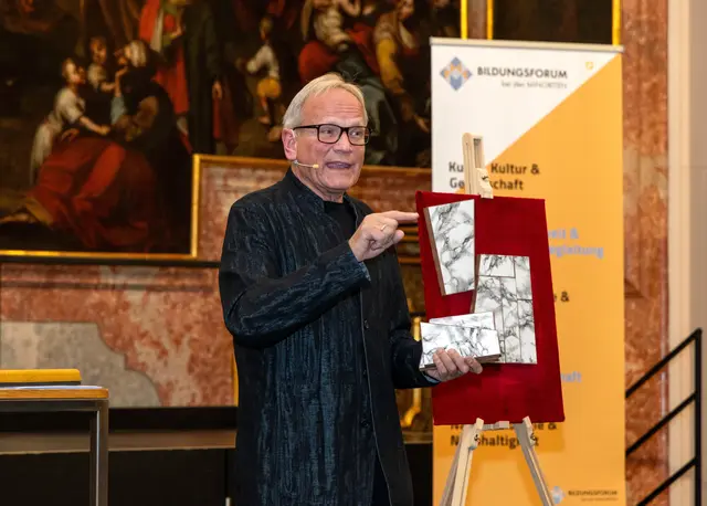 Viele Puzzlesteine des Lebens fügte Arnold Mettnitzer bei seinem Vortrag im Grazer Minoritensaal zu einem verzaubernden Bild zusammen, indem er die Tugenden des Kindseins als Quellen eines glückenden Lebens freilegte. | Foto: Vechlev