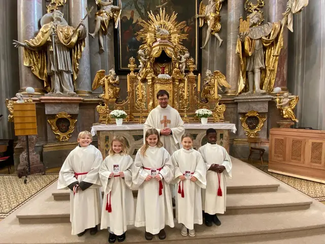 Auf die Zahl von 13 ist die Mini-Schar in Waidhofen/Thaya durch 5 neue Kinder gestiegen: Emma, Paula, Emma, Simon und Sebastian. Wir wünschen euch viel Freude beim Ministrieren! | Foto: zVg