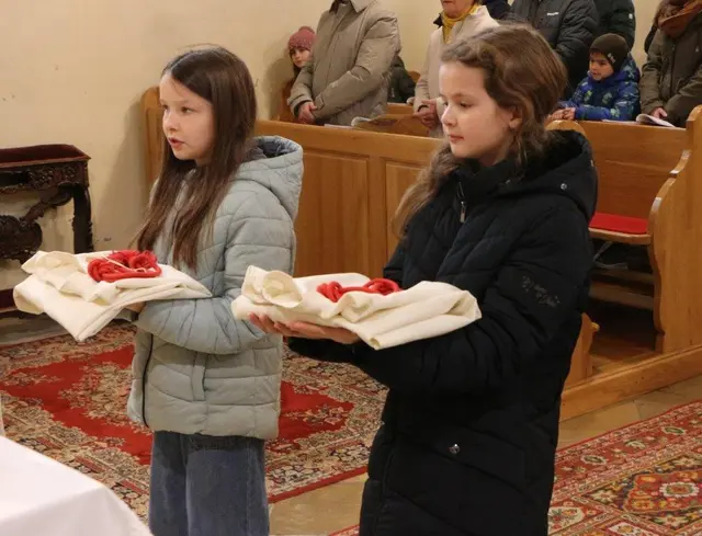 Theresa Tod und Antonia Zeller erhielten in der Pfarre Erlauf die Kleidung der Ministranten: ein weißes Rochett, das Zingulum und das Kreuz. | Foto: zVg
