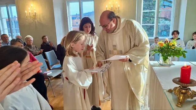 Vikar Pater Pius Nemes nahm in der Pfarre Furth zwei neue Ministrantinnen offiziell in die Schar der 14 Kinder auf, die den Dienst am Altar verrichten.  | Foto: zVg