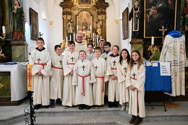 uch die „Glomser“ sind stolz auf die Verstärkung: vier neue „Minis“ für die Pfarre Groß Globnitz! Messbesucher formulierten während der Feier ihre guten Wünsche.  | Foto: zVg