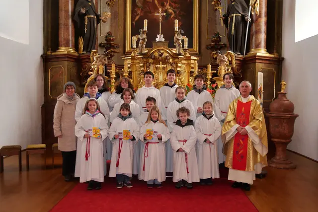 Die Pfarre Neulengbach begrüßte mit großer Freude drei neue „Minis“ (am Foto vorne links mit ihrem Ausweis).  | Foto: Monika Dietl