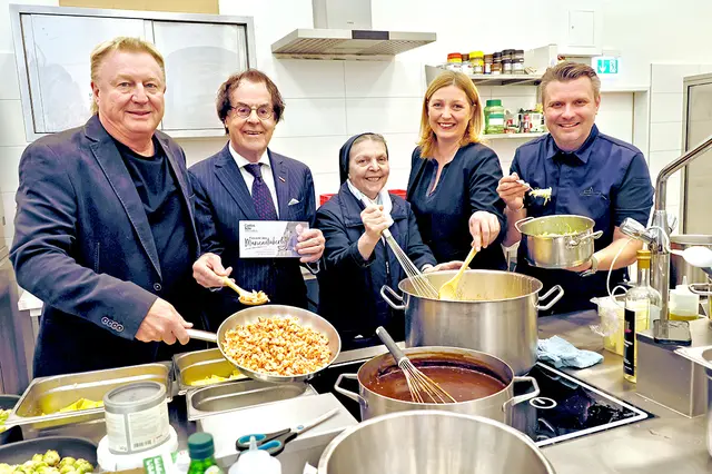 Herbstmenü im Marienstüberl, v. l.: Gastronom Franz Grossauer, Schirmherr Hans Roth, Schwester Elisabeth Gruber, Caritas-Direktorin Nora Tödtling-Musenbichler, Küchenchef Chris-tof Widakovich. | Foto: Caritas