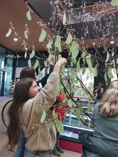 Mitten im Einkaufszentrum ELI in Liezen hat der Hoffnungsbaum PassantInnen dazu eingeladen, ein Blatt mit einem hoffnungsvollen Bibelvers zu pflücken und ins Gespräch zu kommen. | Foto: SR