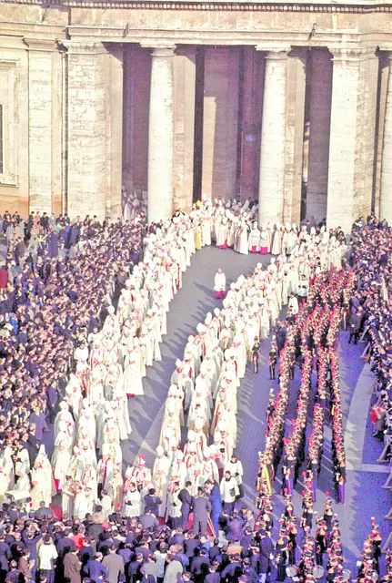 Auszug der Bischöfe aus dem Petersdom zum Ende der 4. Session des Zweiten Vatikanischen Konzils im Vatikan am 8. Dezember 1965. | Foto: Ernst Herb / KNA