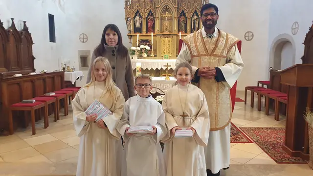 In der fröhlichen Rabensteiner Mini-Runde willkommen geheißen wurden Leona Kirchner, Michaela Riedl, Thomas Heindl (am Foto mit Johanna Griesauer und Vikar Pater Martin). Im Rahmen des Gottesdienstes kleideten die großen Minis die Neuaufgenommenen ein. Pater Martin überreichte ihnen das Minikreuz und ein Willkommensgeschenk. | Foto: Pfarre Rabenstein