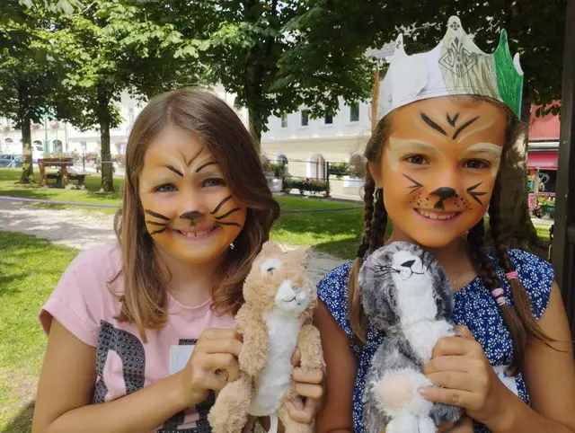 Kinderfest. Einen besonderen Nachmittag erlebten die Kinder unserer Pfarren. Für sie wurde rund um die Pfarrkirche Irdning ein buntes Programm mit Spielen, Musik und Bastelstationen gestaltet. Bruder Alby spendet den Kindersegen, Ehrenamtliche verwöhnen mit köstlichen Leckereien. | Foto: Pfarre