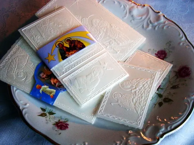 Liebe und Segen. „Opłatki“ sind Weihnachtswaffeln aus Mehl und Wasser, die man in Polen vor dem Weihnachtsessen teilt. Man bricht ein Stück ab, reicht es einem Familienmitglied, segnet einander und wünscht Gutes für das kommende Jahr. Die für Haustiere bestimmten Oblaten sind rosarot. | Foto: AdobeStock