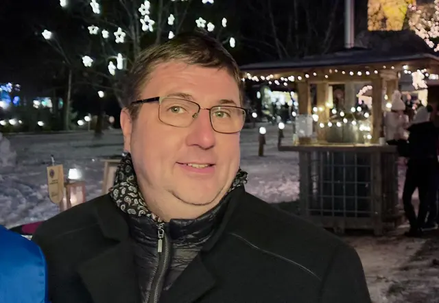 Maciej Trawka stammt aus Polen und ist Pfarrer im Seelsorgeraum Südoststeirisches Hügelland.
Weihnachten verbringt er „mit polnischen Brüdern“ und deren traditionellen Speisen. Sein Lieblingsgericht sind Heidelbeer-Piroggen. | Foto: Neuhold
