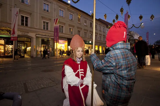Die Katholische Jungschar revolutionierte in den 1980er-Jahren das Image des hl. Nikolaus (l.). Der Nikolo sollte nicht zum Kontroll- und Strafbesuch zu den Kindern kommen, sondern als ihr Freund und Beschützer auftreten – und auch von Frauen und ohne Bart dargestellt werden.   | Foto: Neuhold
