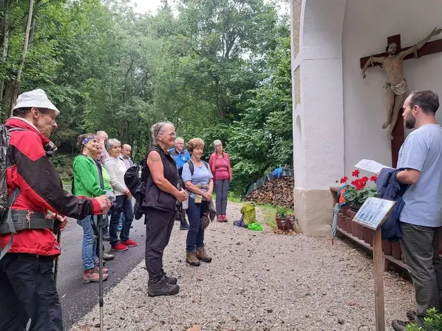 Heimatpilgern. Trotz Regens machten sich viele vom Kapuzinerkloster Irdning zur Pfarrkirche in Donnersbach auf, um innezuhalten, zu beten und Gemeinschaft zu erleben. Mehrere Stationen zum Nachdenken und die gemütliche Jause machten den Tag zu einem besonderen Erlebnis im Seelsorgeraum. | Foto: Machherndl