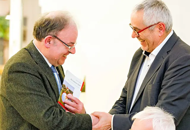 Zum 70. Geburtstag überreicht der „Buchmacher“ dem 2024 verstorbenen, langjährigen SONNTAGSBLATT-Chefredakteur Herbert Meßner (Bild oben, l.) ein Buch mit einer Auswahl aus dessen (An-)Sichten. | Foto: Neuhold