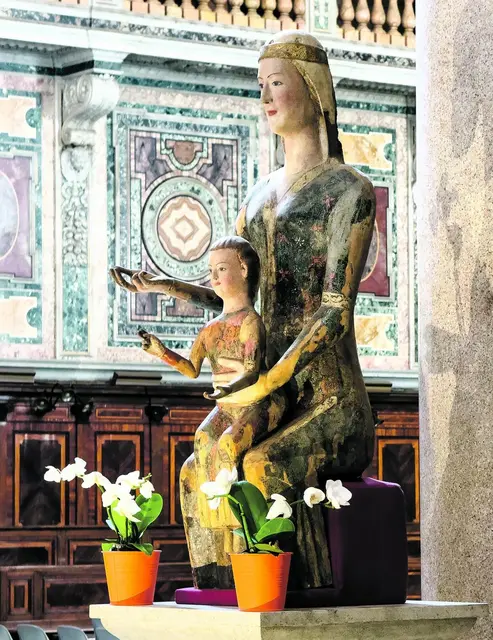 Holzstatue „Maria, Mutter der Kirche“. Die aus der Umbrisch-Markischen Schule des 14. Jahrhunderts stammende Plastik wurde vom hl. Papst Paul VI. erworben und erst jüngst von Papst Franziskus der Lateranbasilika geschenkt. Dieses Gotteshaus ist der eigentliche Sitz der römischen Päpste und wird deshalb auch „Mutter und Haupt aller Kirchen der Stadt Rom und des Erdkreises“ genannt. | Foto: Franz Josef Rupprecht
