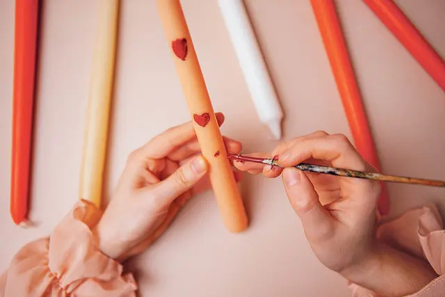 Die fertige Kerze kann nach Belieben verziert werden. | Foto: Dasha Petrenko / Adobe Stock
