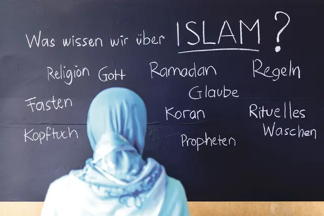 „§ 43a. (1) Um die bestmögliche Entwicklung und Entfaltung aller Schülerinnen und Schüler im Sinne des Kindeswohls sicherzustellen und insbesondere die Selbstbestimmung, Gleichberechtigung und Sichtbarkeit von Mädchen zu fördern, ist es Schülerinnen bis zur Vollendung des 14. Lebensjahrs untersagt, ein Kopftuch, welches das Haupt nach islamischen Traditionen verhüllt, zu tragen.“ So beginnt der Gesetzesentwurf. Die Umsetzung soll mit einer „Aufklärungsphase“ im Sommersemester 2026 starten, Sanktionen soll es ab dem Schuljahr 2026/2027 geben. | Foto: Dwi Anoraganingrum/APA