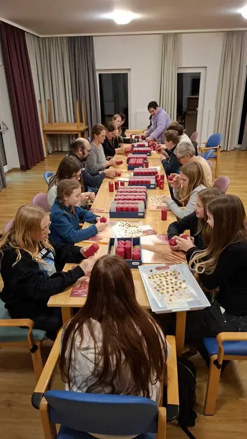 Nicht nur Frauen, auch Firmlinge arbeiten mancherorts bei der kfb-Aktion mit – etwa in der Pfarrgemeinde Kilb.  | Foto: Johanna Hochauer