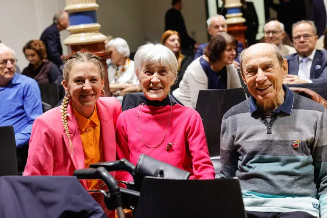 Bei der Romero-Preis-Verleihung am 14. Oktober 2025 waren Ludwig und Melitta Wuchse mit ihrer Enkeltochter Julia (l.). Im Zuge ihres Auslandsjahres in Peru kamen die Großeltern mit Preisträger Luis Zambrano in Kontakt. Das Ehepaar organisierte auch auf internationaler Ebene Diakon-Treffen. | Foto: Neuhold