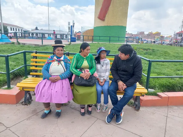 Anwalt Carlos Aliaga (r.) berät eine indigene Familie vor dem Gericht in Juliaca und klärt sie über ihre Recht auf.  | Foto: Sei So Frei