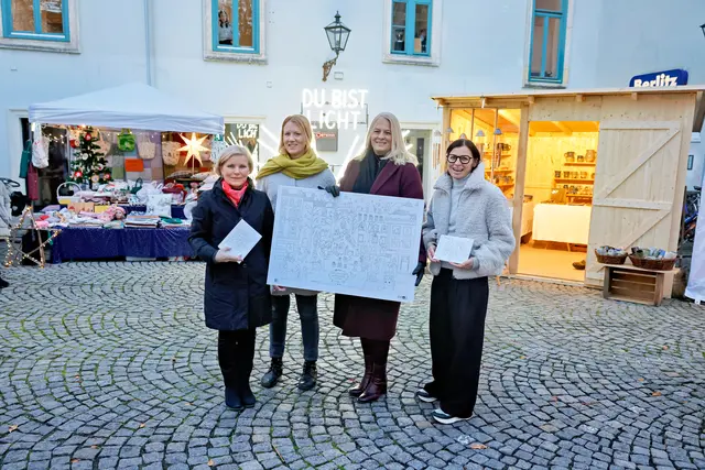 Im Bild v. l.: Gertraud Schaller-Pressler (Kirchen Kultur Graz), Illustratorin Eva Pils, Kulturstadträtin Claudia Unger und Verena Hölzlsauer (Holding Graz / Advent in Graz) bei der Präsentation der Ausmalkarte am Färberplatz. | Foto: Neuhold