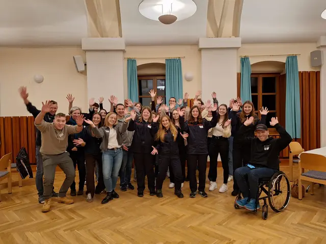 In Weiz diskutierten Jugendliche mit Paraski- und Motorsport-Legende Reini Sampl (r.). | Foto: privat