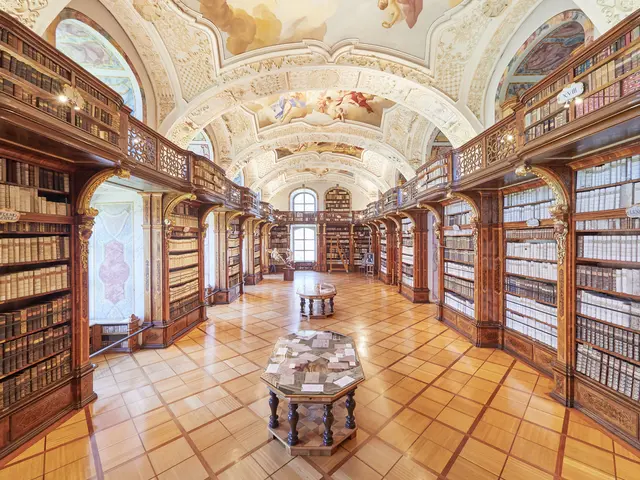Die Bibliothek des Stiftes Zwettl entstand in den Jahren 1730 bis 1733; die Fresken malte Paul Troger (noch ganz ohne Gehilfen!) in nur fünf Monaten im Winter 1732/33. | Foto: schewig-fotodesign