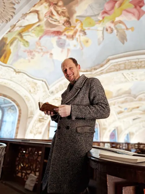 Dr. Andreas Gamerith, Stiftsbibliothekar im Stift Zwettl, mit seinem Lieblingsbuch. | Foto: Stiftsbibliothek Zwettl