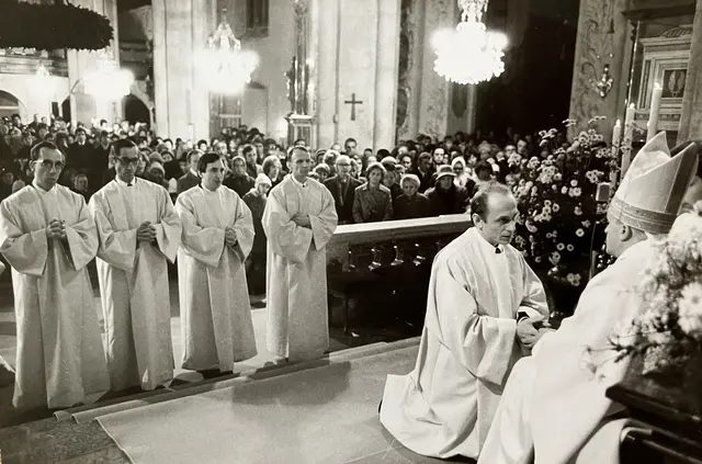 Am 8. Dezember 1975 werden erstmals fünf Männer in der Diözese Graz-Seckau zu Ständigen Diakonen geweiht (v.l.): Gottfried Aschenbrenner, Franz Drumbl, Franz Klampfer, Fritz Neger und Ludwig Wuchse (kniend bei Bischof Johann Weber). | Foto: Privatarchiv Wuchse 