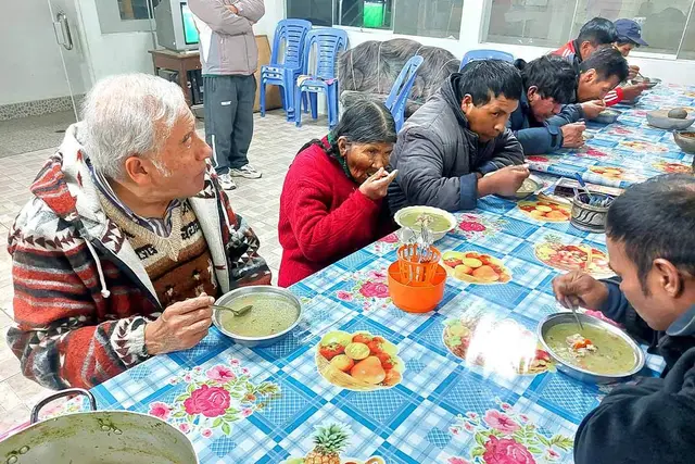 Luis Zambrano (kl. Bild oben, links) isst mit den Menschen im von ihm gegründeten „Armenhaus“ in Puno.  | Foto: Sei So Frei