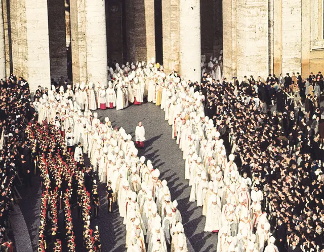 Auszug der Bischöfe aus dem Petersdom nach dem feierlichen Abschluss des Zweiten Vatikanischen Konzils am 8. Dezember 1965. | Foto: Ernst Herb/KNA