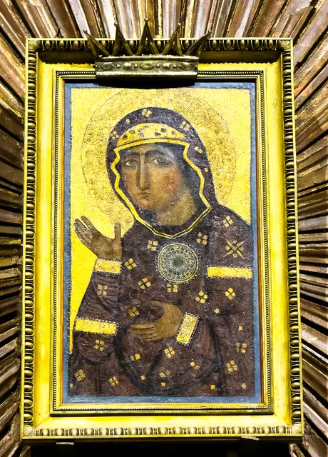 „Maria Advocata“, also die „Anwältin“, Fürsprecherin, heißt dieses Bild. Diese Kopie wird in der Kirche „Sant’Alessio“ auf dem römischen Aventinshügel verehrt, das Original gilt als die älteste Ikone der Gottesmutter in Rom. Die Darstellung ohne das Jesuskind ist selten; ihre Hände sind fürbittend erhoben. | Foto: Franz Josef Rupprecht