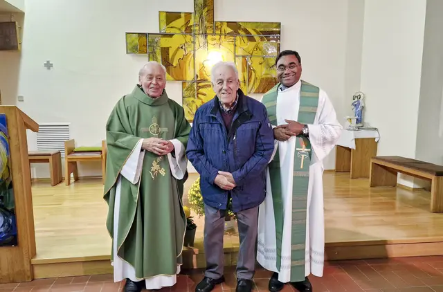 Toni Widlhofer anlässlich seines 95. Geburtstags mit Pfarre r i.R. Mathias Reiner (li.) und Pfarrer P. Jomon Joseph Thondickakuzhiyil.  | Foto: Toni Widlhofer junior