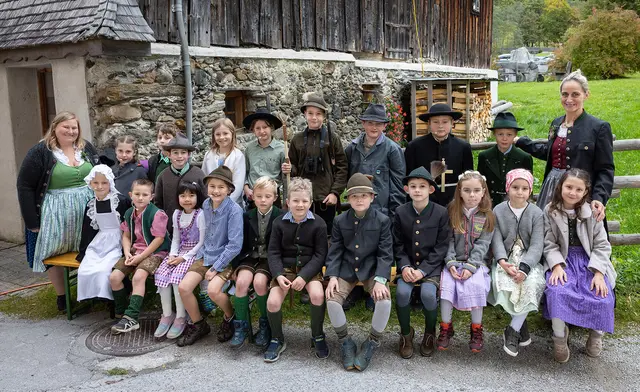 Die SchülerInnen der Volksschule St. Nikolai in der Sölk machten Geschichte lebendig. Sie stellten das Leben des Findelkindes Hans Posch anhand eines von Diakon Werner Griesebner geschriebenen Schauspiels dar. | Foto: Harald Steiner