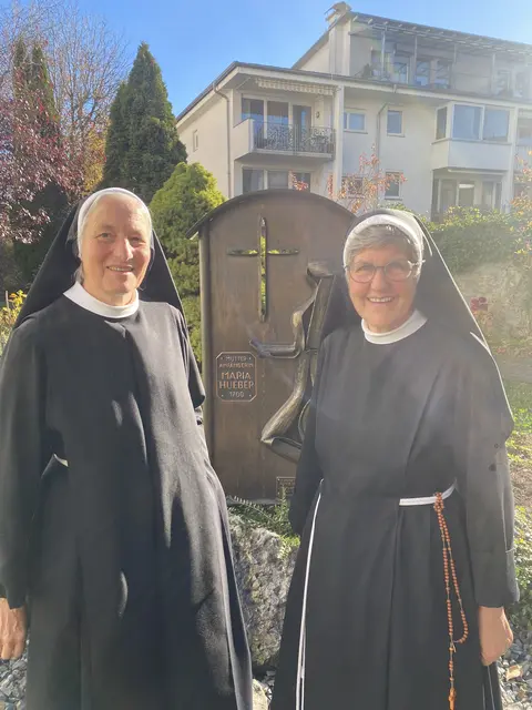 Provinzoberin Sr. Notburga Maringele (li.) und ihre Vorgängerin 
Sr. Gertrud Schernthanner im Garten des Provinzhauses in Hall.  | Foto: Kaltenhauser