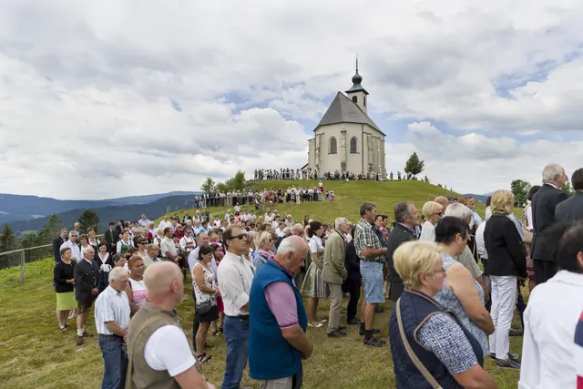 Am zweiten Julisonntag wird rund um die Wolfgangikirche auf dem Wolfgangikogel in Kruckenberg in der Pfarre Hollenegg das Kirchweihfest mit einer feierlichen Prozession begangen. | Foto: Walter Koch