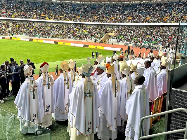 Im Fußballstadion in Ruandas Hauptstadt Kigali feierte Bischof Hermann Glettler. 125 Jahre Christianisierung im Land. „Ich habe verstanden, dass wir durch Jesus weltweit Geschwister sind und voneinander lernen dürfen“, sagt er. | Foto: missio