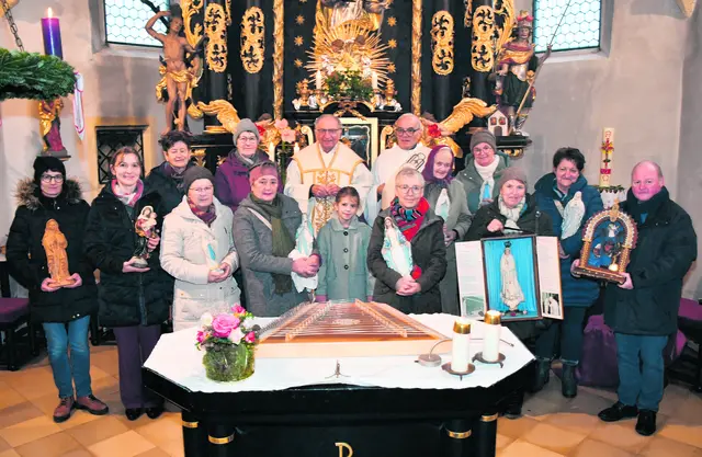 In in der Pfarrkirche Windhag wurden mitgebrachte Marienstatuen und Marienbilder feierlich gesegnet. | Foto: Franz Wagner