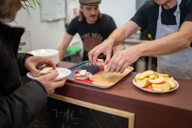 Die Bahnhofsmission am Grazer Hauptbahnhof ist täglich von 9 bis 17 Uhr geöffnet. Es gibt Getränke und Jause, die großteils aus Spenden stammen. | Foto: Caritas/Streif