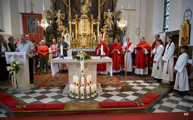 Gemeinsam unterwegs. Am Hochfest der Apostel Petrus und Paulus machten sich Gläubige aus allen Pfarren des SR zur gemeinsamen Sternwallfahrt nach St. Peter im Sulmtal auf den Weg. In der Pfarrkirche wurde mit allen Priestern des SR gemeinsam Gottesdienst gefeiert. Für jede Pfarre des SR brannte vor dem Altar eine Kerze. | Foto: M. Fauth