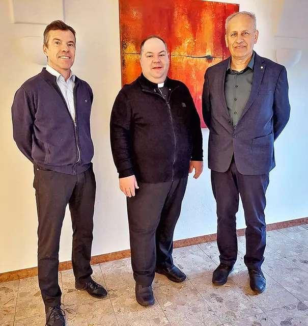 Das Führungsteam im Seelsorgeraum Sulm-Saggautal besteht aus (v. li.) Johannes Huber als Handlungsbevollmächtigtem für Verwaltung, Pfarrer Markus Lehr als Leiter des Seelsorgeraums und Stjepan Dukić als Handlungsbevollmächtigtem für Pastoral. | Foto: Pfarre